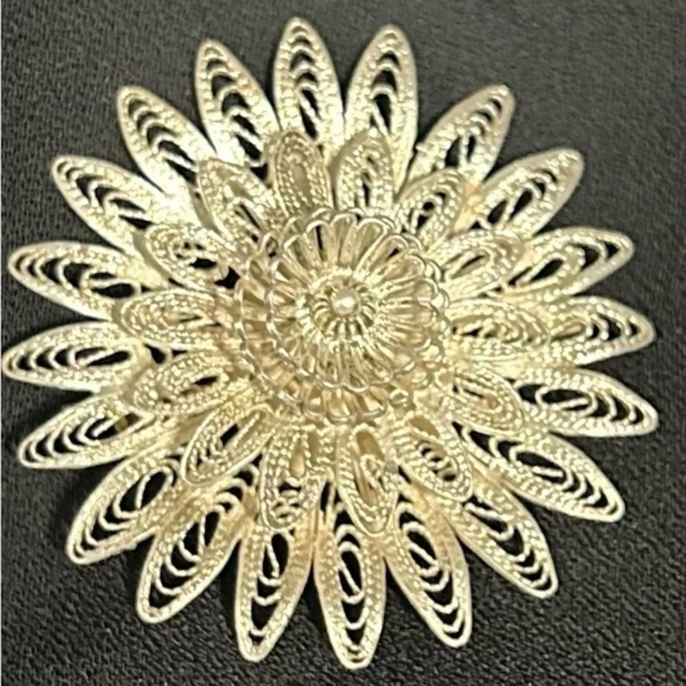 Elegant silver Filigree Brooch